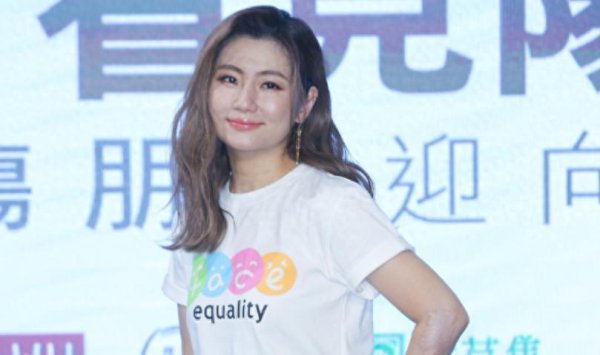 策略吧 Selina辟谣二胎，粉丝呼吁她快搞事业，和两昔日队友落差大！